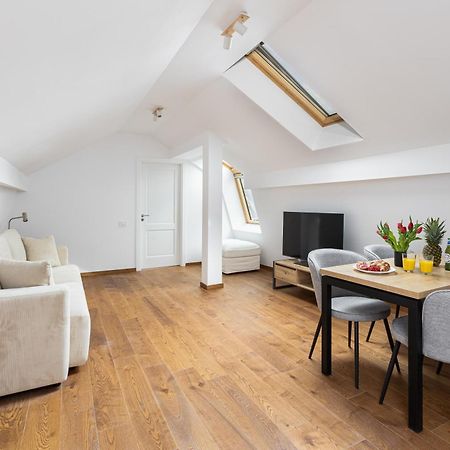 Peak Aparthotel - Old Town - By Cityhost Brasov Ngoại thất bức ảnh