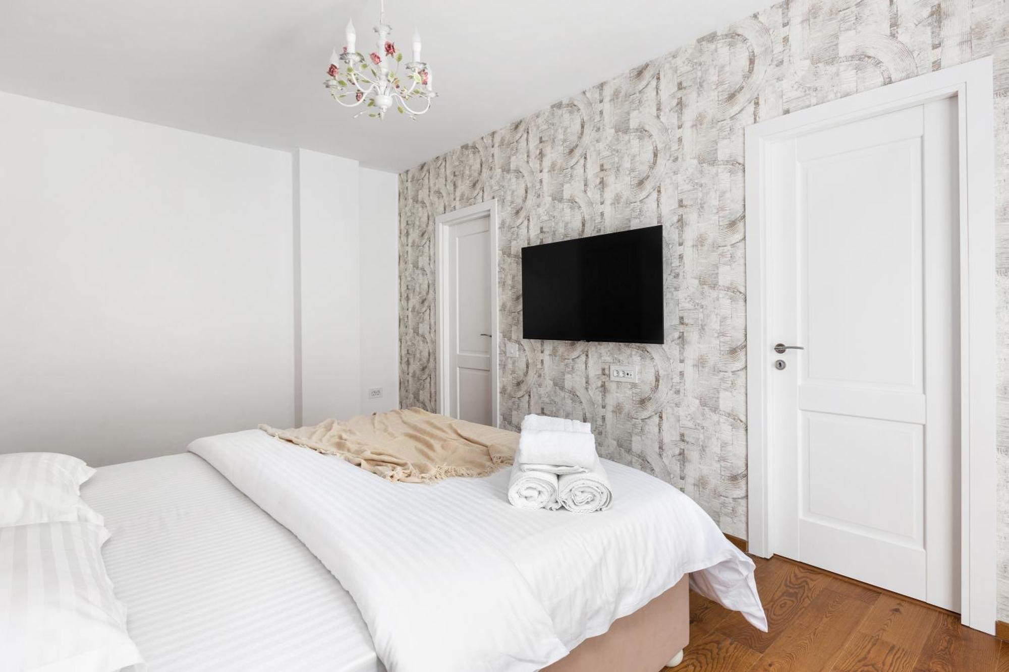 Peak Aparthotel - Old Town - By Cityhost Brasov Ngoại thất bức ảnh