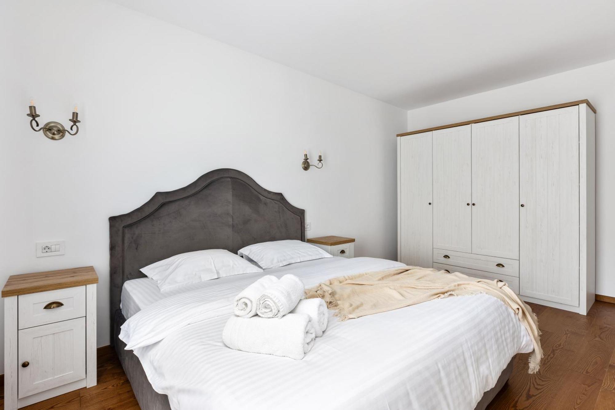 Peak Aparthotel - Old Town - By Cityhost Brasov Ngoại thất bức ảnh