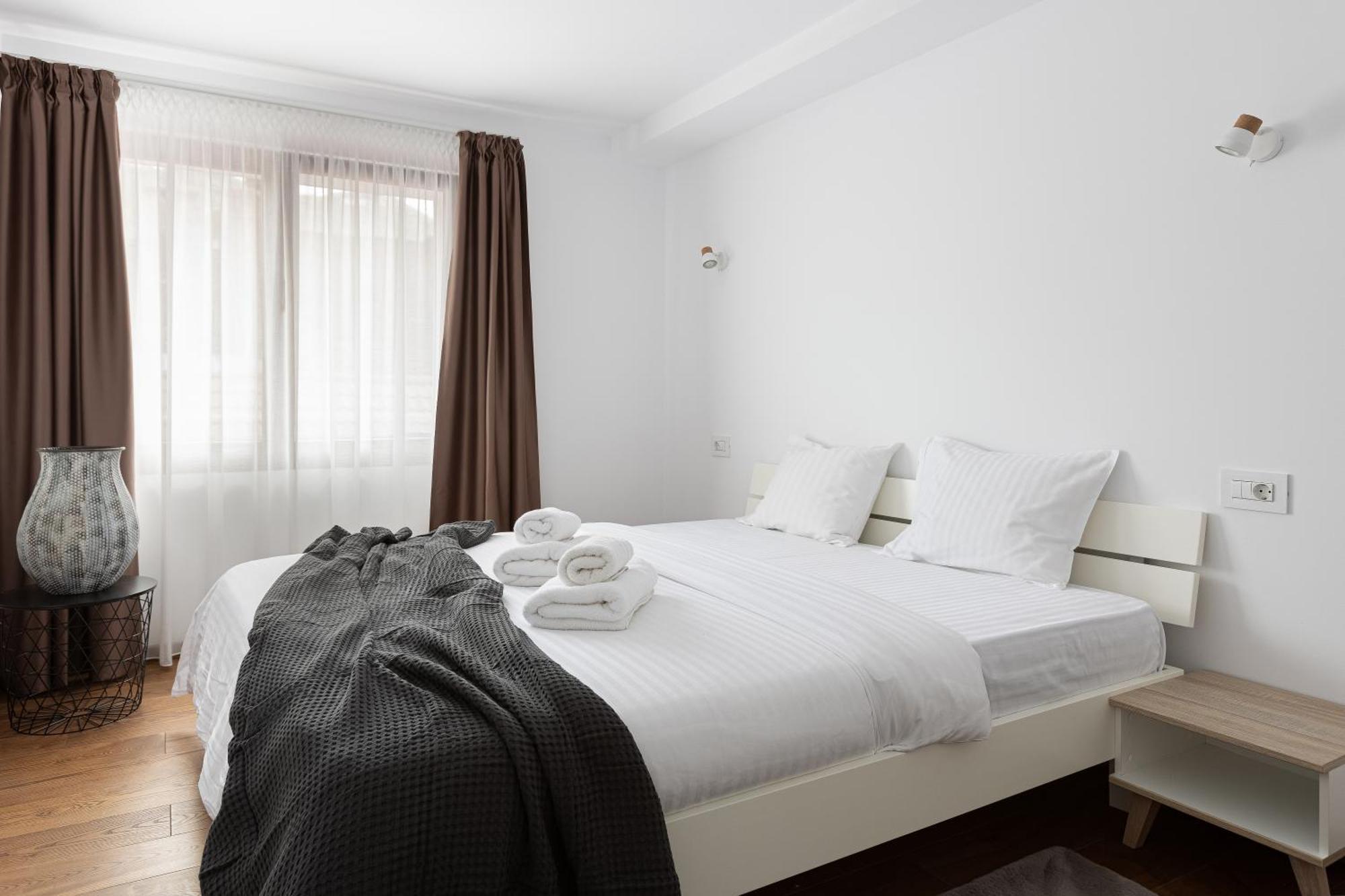 Peak Aparthotel - Old Town - By Cityhost Brasov Ngoại thất bức ảnh