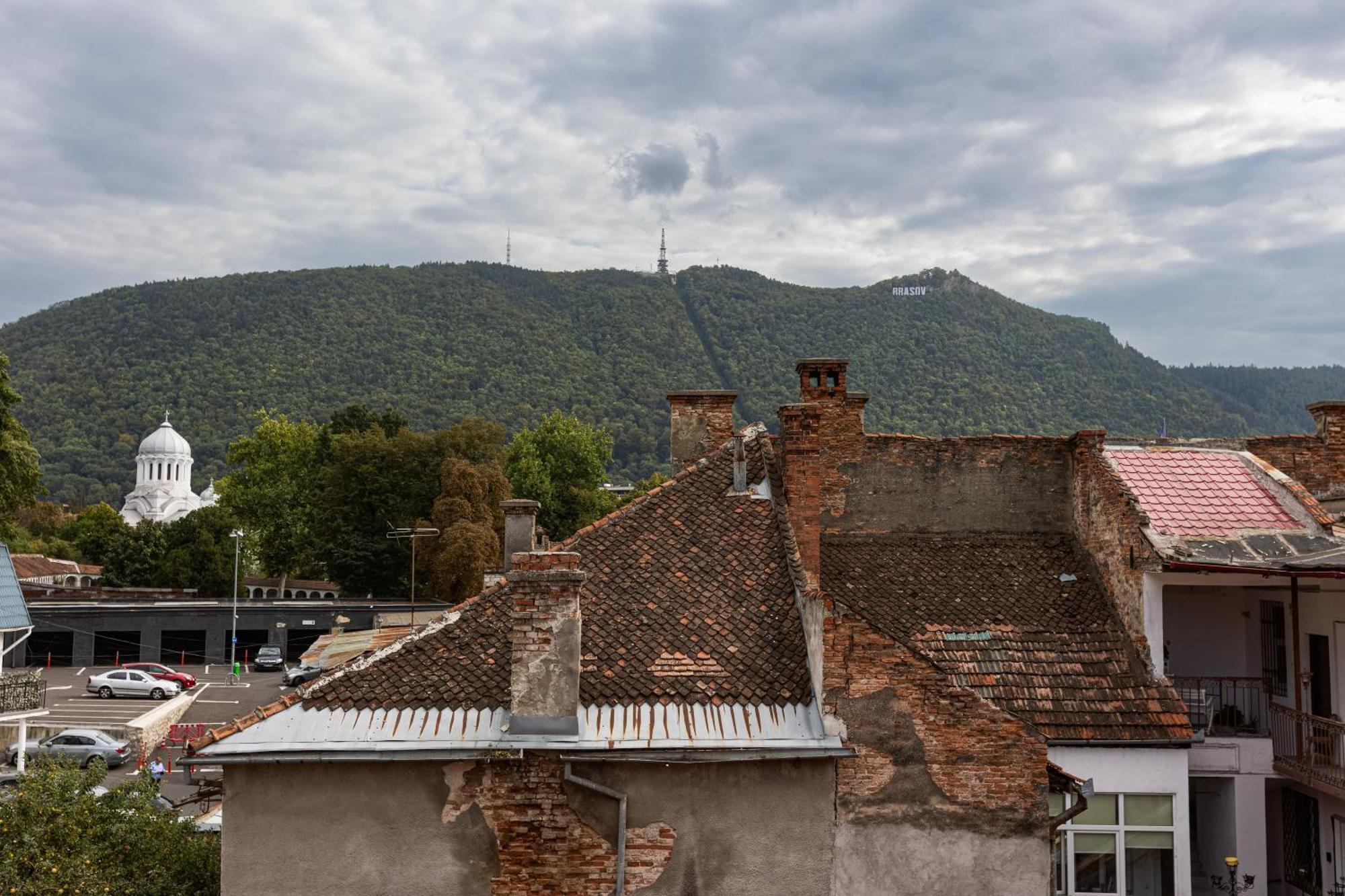 Peak Aparthotel - Old Town - By Cityhost Brasov Ngoại thất bức ảnh